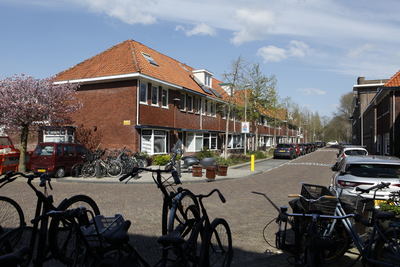 913985 Gezicht in de Adriaan van Zwietenstraat te Utrecht.